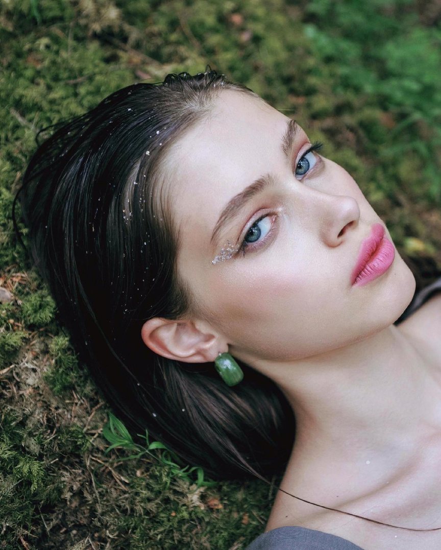 Imirage beauty story: pink lips and glitter at the inner corner of the eye