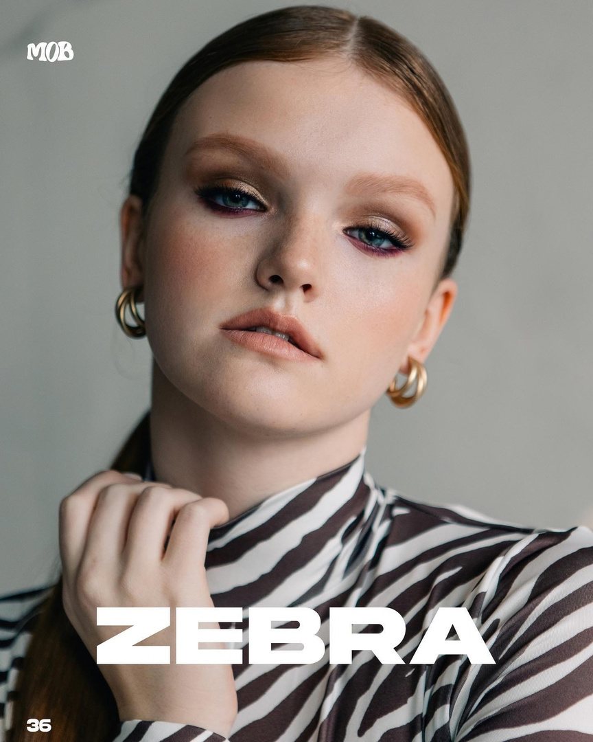 MOB Journal "Zebra": bronze shadow, sleek parting, gold hoops