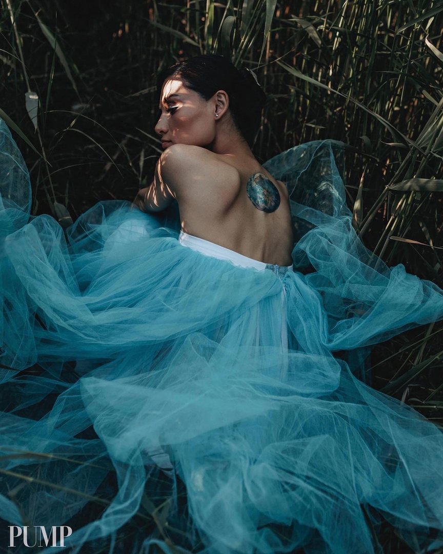 “Tinker Bell” for PUMP: blue tulle in the reeds, luminous makeup