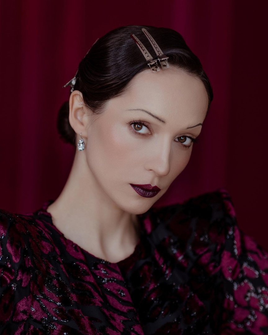Retro-inspired beauty for actress Ekaterina Swennen: a deep berry lip